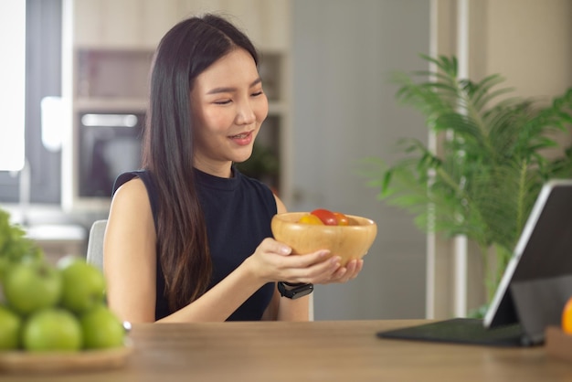 Mooie vrouwelijke blogger presenteert haar ingrediënten voor een gezonde slakom op haar online kanaal