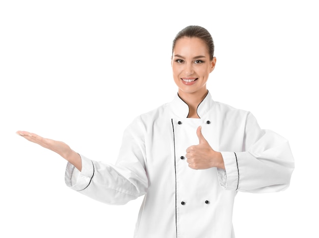 Mooie vrouwelijke chef-kok die duim omhoog op wit toont