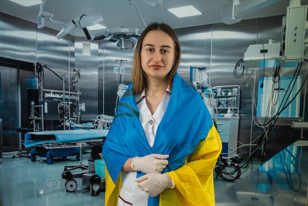 Mooie vrouwelijke chirurg of verpleegster poseert en ondersteunt volkeren in de Oekraïense vlag tijdens de oorlog met Rusland wereldwijde steun voor Oekraïne