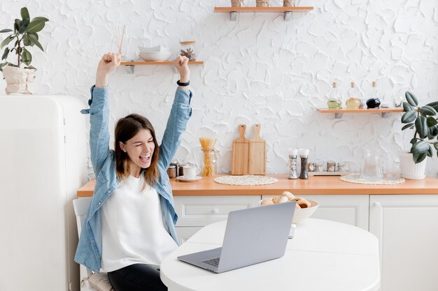 Mooie vrouwelijke freelancer of student kreeg baanpromotie of slaagde voor een belangrijk examensuccesconcept