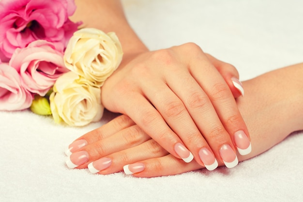 Mooie vrouwelijke handen met french manicure