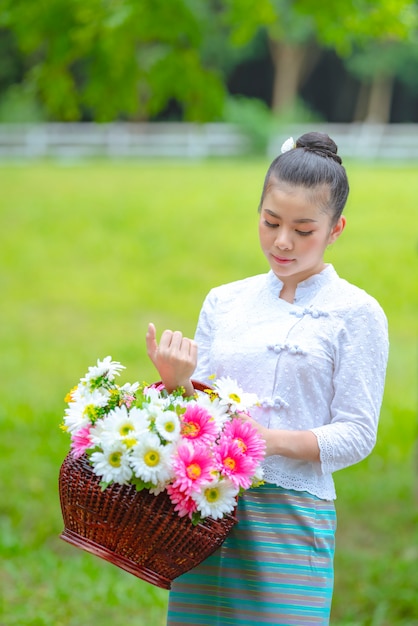 Mooie vrouwen die bloemen dragen