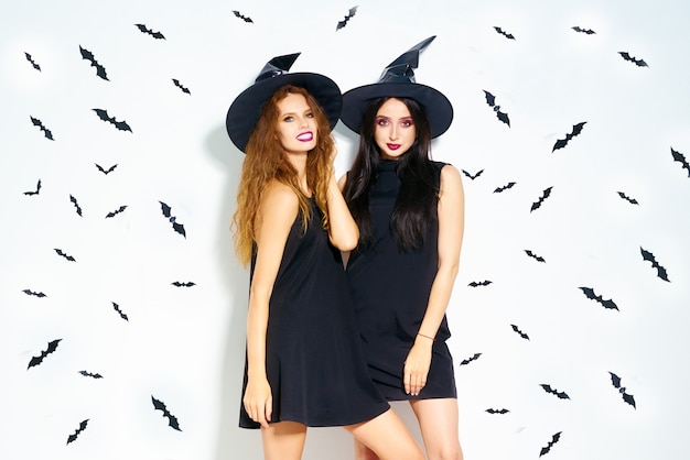 Mooie vrouwen die Halloween-kleding dragen