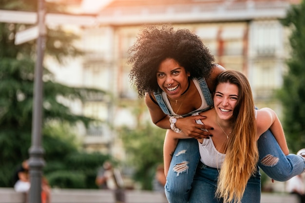 Mooie vrouwen die lol hebben op straat. Jeugd concept.