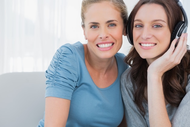 Mooie vrouwen die terwijl het luisteren aan muziek stellen