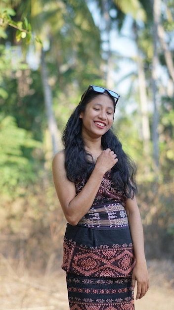 Foto mooie vrouwen die traditionele kleding dragen van sabu-eiland indonesië