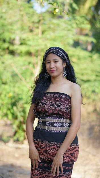 Foto mooie vrouwen die traditionele kleding dragen van sabu-eiland indonesië