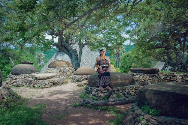 mooie vrouwen die traditionele kleding dragen van sabu-eiland Indonesië