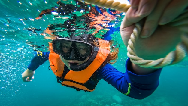 Foto mooie vrouwen duiken in de zee met een vrolijke snorkel.