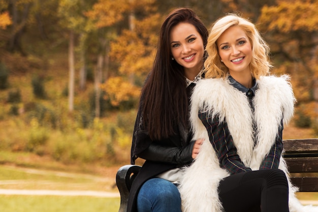 Foto mooie vrouwen in herfst park