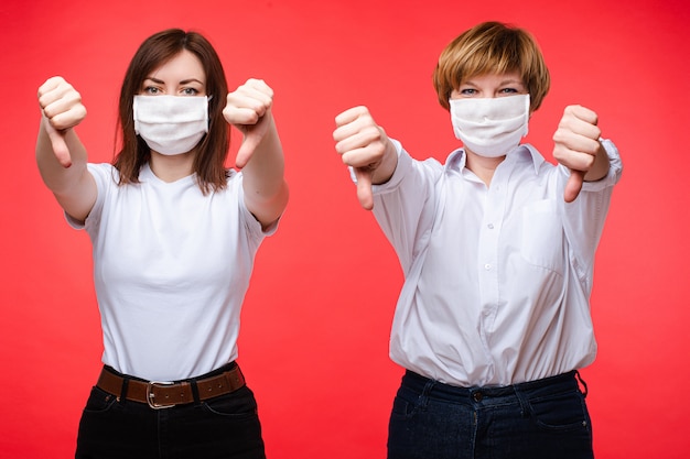 Mooie vrouwen in witte medische maskers blijkt niet oké