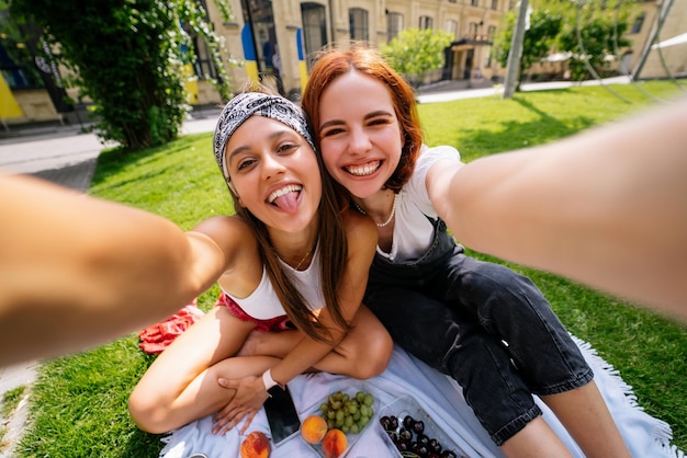 Mooie vrouwen maken een foto met een prachtig uitzicht op het park