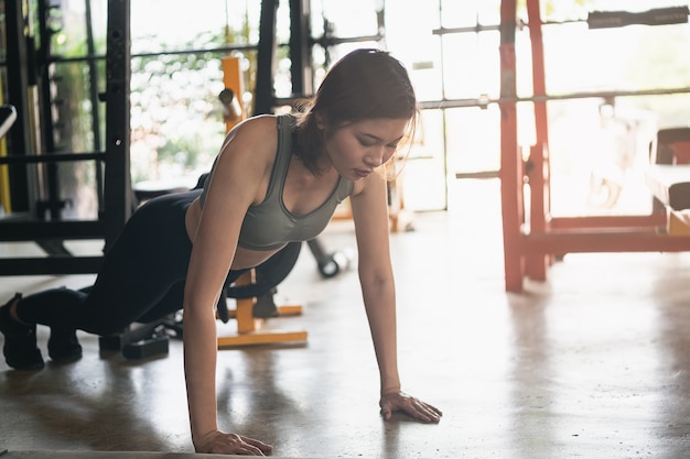 Mooie vrouwen oefenen push-up in de sportschool, sport fitness concept