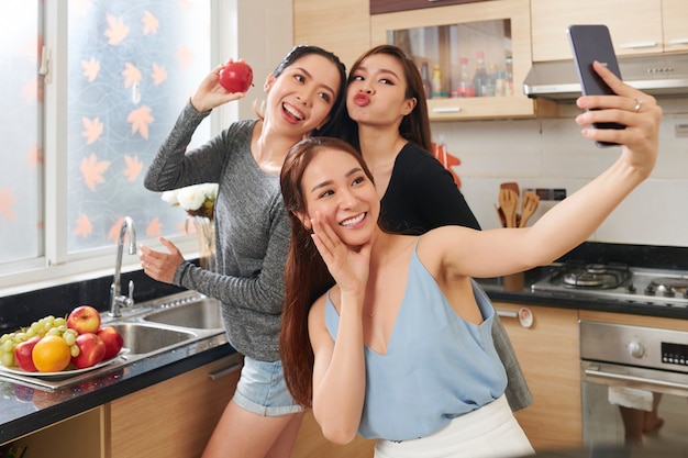 Mooie vrouwen poseren voor selfie