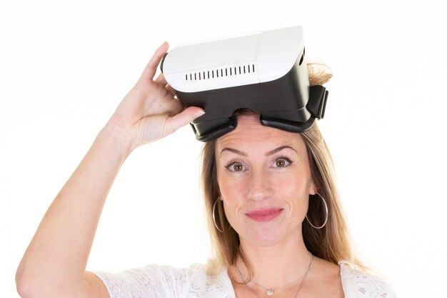 Mooie vrouwen VR beschermende brillen ter beschikking op wit