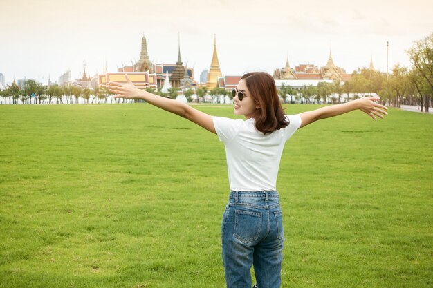 Mooie vrouwenreiziger in Bangkok