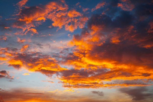 Mooie vurige, oranje en rode, avondrood. Avond magische scène. Samenstelling van de natuur