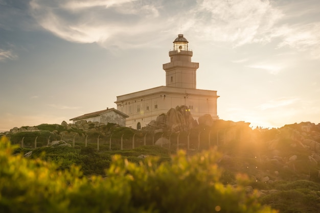 Mooie vuurtoren in Capo Testa bij zonsondergang, Sardinië.