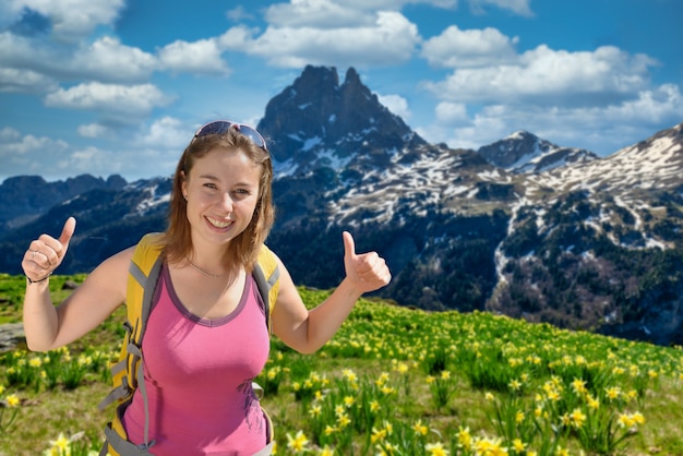 Foto mooie wandelaar met pic du midi ossau en narcissen in de pyreneeën