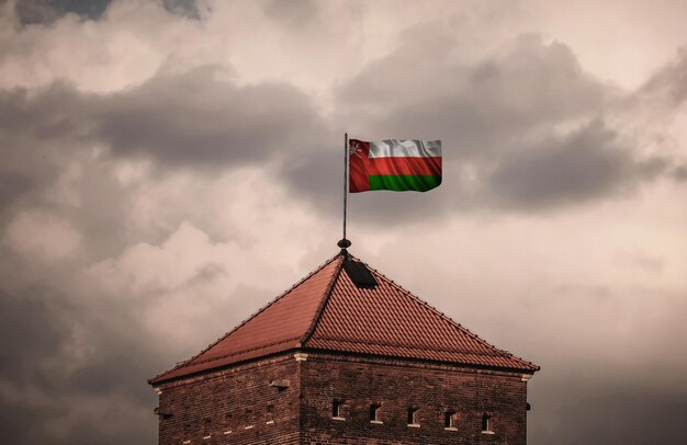 Mooie wapperende vlag op het dak van het oude fort