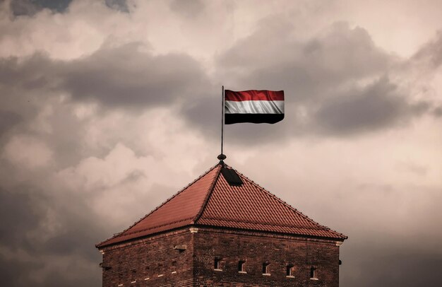 Mooie wapperende vlag op het dak van het oude fort