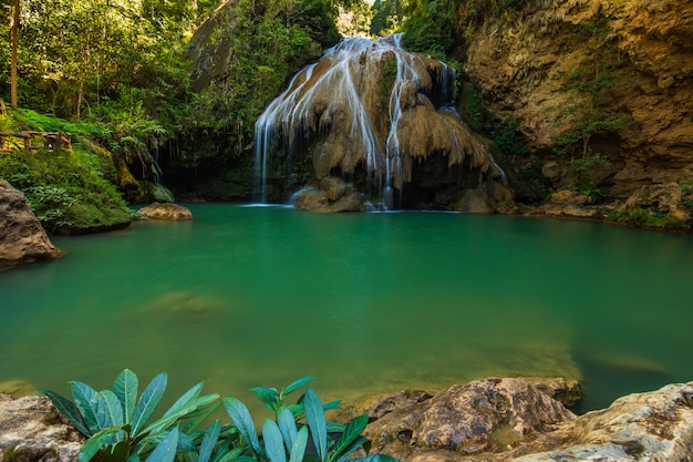 Mooie watermuur in mae ping-nationaal park lamphun-provincie, thailand.