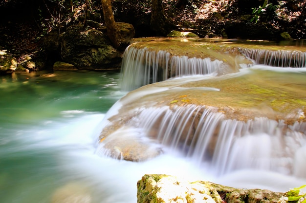 Mooie Waterval bij het Nationale Park van Erawan in Kanchanaburi, Thailand