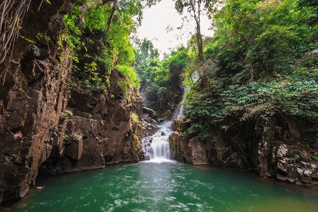 Mooie waterval bij Namtok phlio National Park chanthaburi thailand