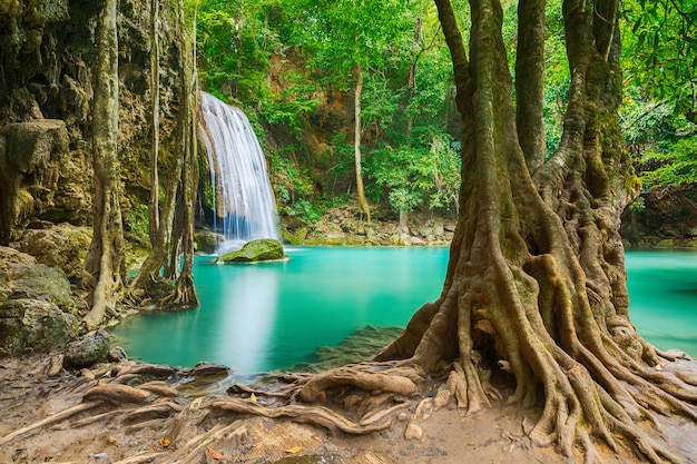 Mooie waterval (erawan waterval) in kanchanaburiprovincie Azië Zuidoost-Azië Thaila