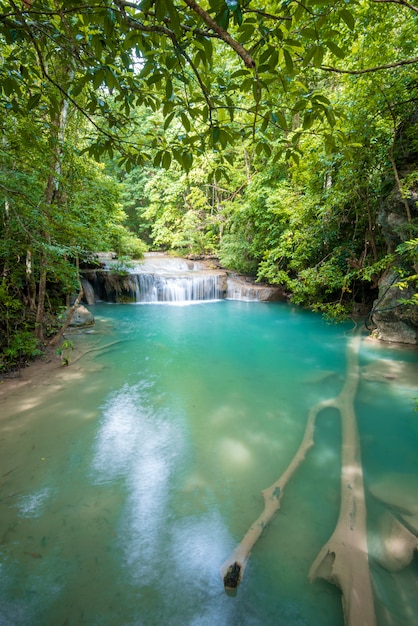 Foto mooie waterval in erawan-waterval nationaal park in kanchanaburi, thailand