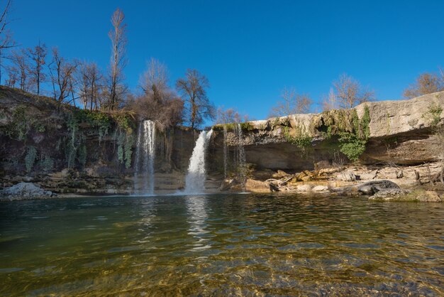 Mooie waterval in Pedrosa DE Tobalina, Burgos, Castilla en Leon, Spanje.