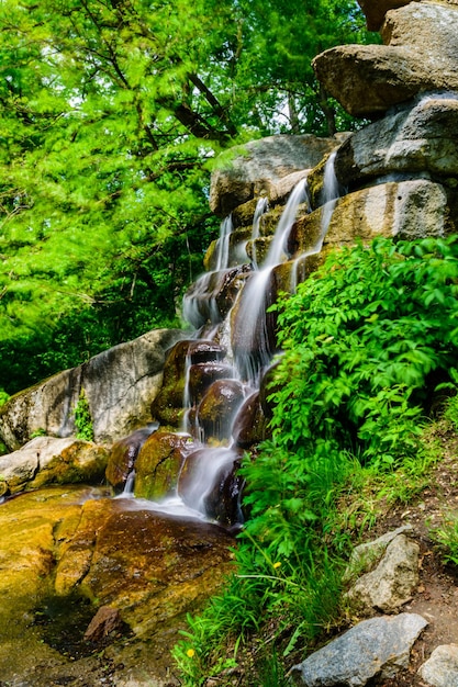 Mooie waterval op kleine rivier in een park