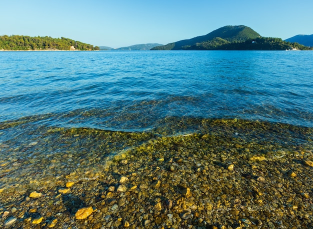 Mooie wazige zomer Lefkada kustlijn landschap (Nydri, Griekenland, Ionische Zee).