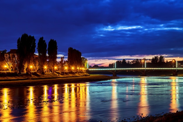 Mooie weerspiegeling van lantaarns in de rivier in de stad uzgorod, Oekraïne.