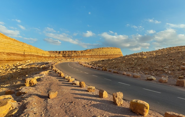 Mooie weg bij zonsondergang in de Negev-woestijn