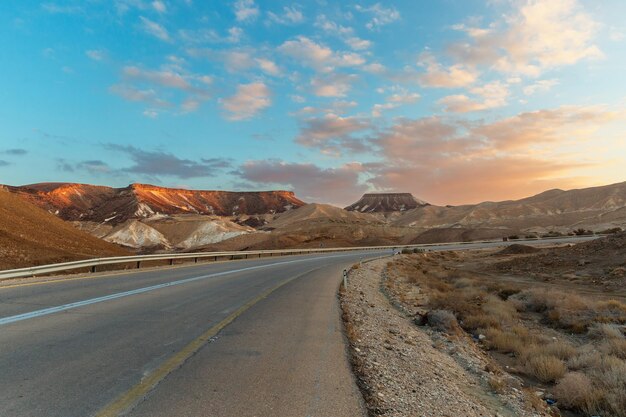 Mooie weg bij zonsondergang in de Negev-woestijn