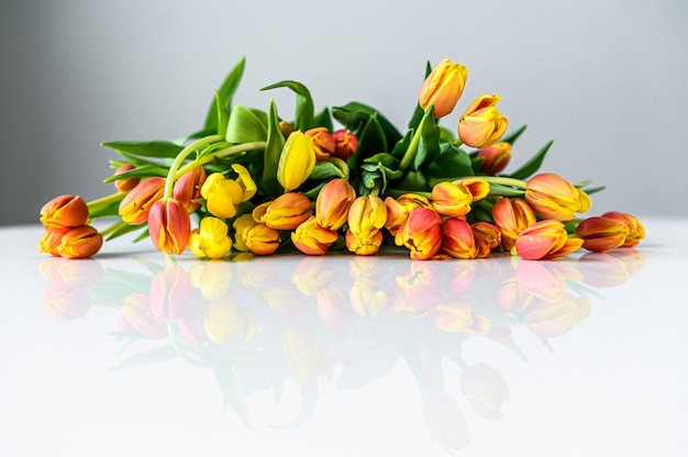 Mooie wenskaart met tulpen