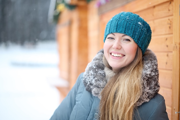 Mooie winter portret van jonge vrouw