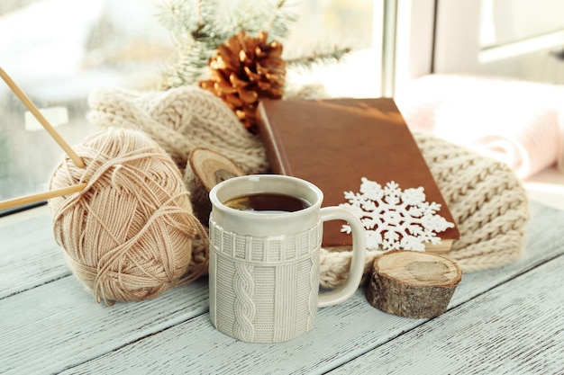 Mooie wintercompositie op de vensterbank met een kop warm drankje.