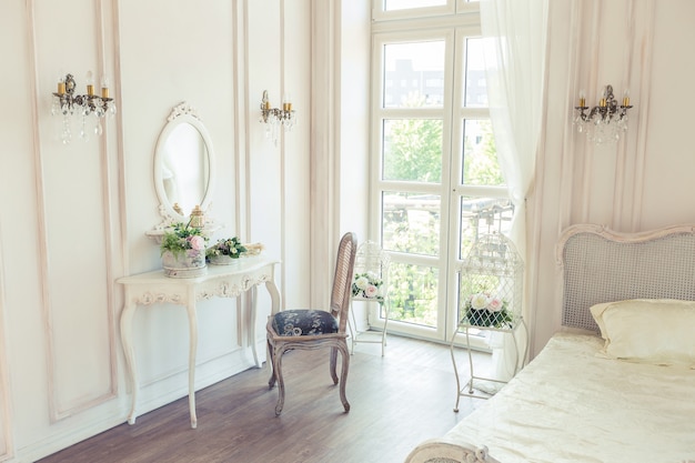 Mooie witte heldere schone interieur slaapkamer in luxe barokke stijl.