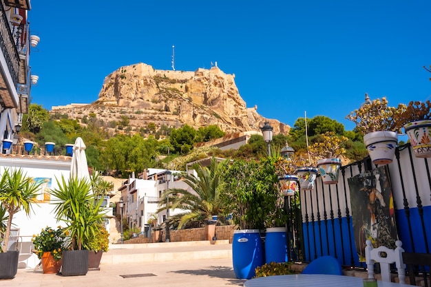 Mooie witte huizen in de wijk Santa Cruz in Alicante en het Castillo de Santa Barbara Valencia