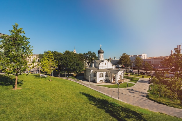 Mooie witte kerk van orthodoxe christenen in Moskou