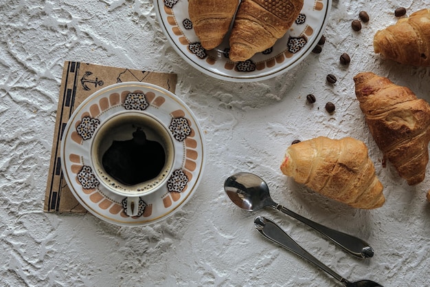 mooie witte kop koffie warme koffie voor het ontbijt verse croissants met chocolade koffie spi