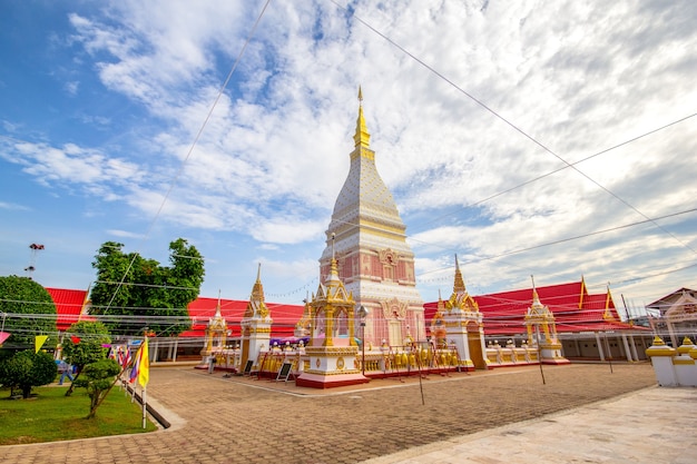 Mooie witte pagode in Wat Phrathat Renu Nakhon