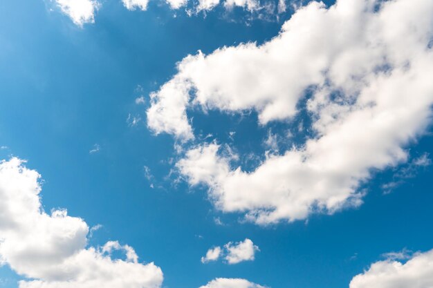 Mooie witte pluizige wolken drijven langzaam tegen de blauwe lucht op een warme zonnige zomerdag Timelapse-video van wolkenbewegingen van hoge kwaliteit 4k