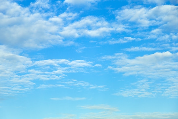 Foto mooie witte pluizige wolken in blauwe hemel