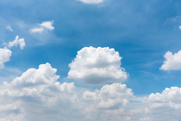 Mooie witte pluizige wolken in de blauwe hemel