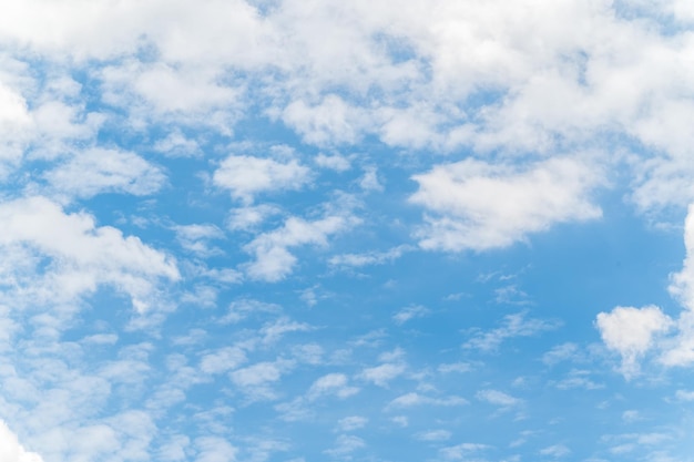 Mooie witte pluizige wolken in de blauwe lucht Natuur achtergrond van witte wolken in zonnige dag