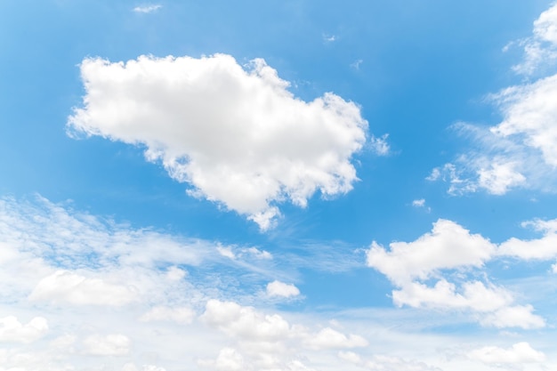 Mooie witte pluizige wolken in de blauwe lucht Natuur achtergrond van witte wolken in zonnige dag
