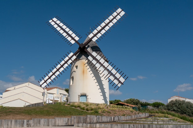 Foto mooie witte windmolen, van blauwe hemel.